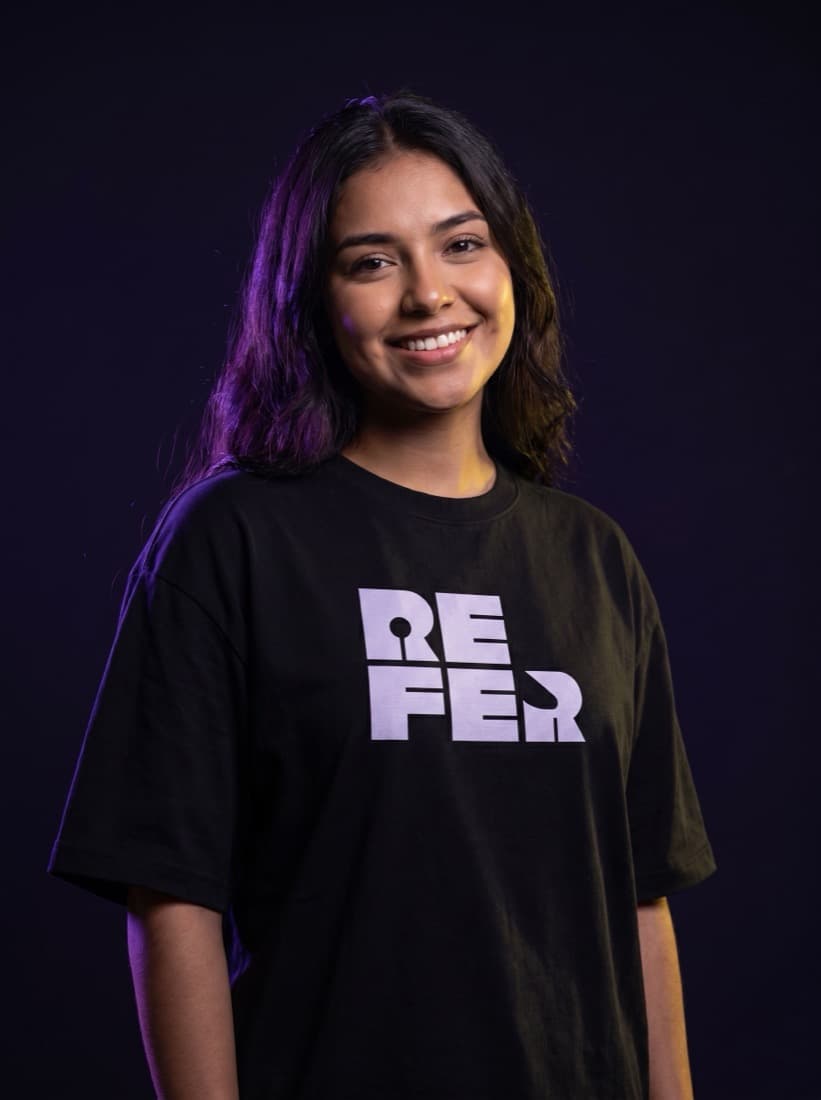 Creadora con camiseta de Refer