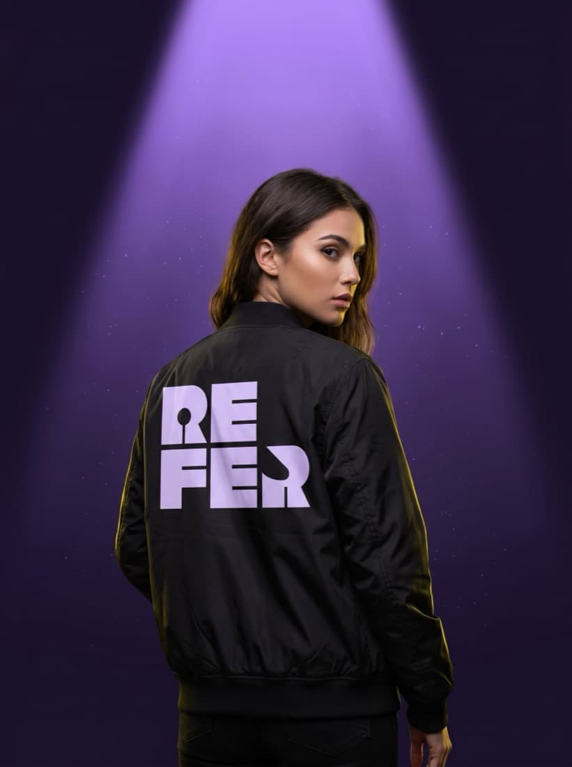 Chaqueta con el logo de Refer en la espalda